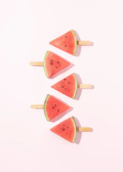 Watermeloen Ijslolly Met Zonlicht Schaduw Pastel Roze Achtergrond Minimaal Zomervruchten — Stockfoto