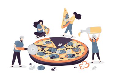 Komik minik insanlar büyük pizza pişiriyor. Aşçılar geleneksel İtalyan yemekleri hazırlar. İnsanlar pizzacıda çalışıyor. Üniformalı işçiler. Büyük pizza parçalarını tutan ve yiyen kadınlar. Moda biçim vektör illüstrasyonu