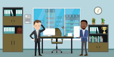 Üzgün ve yorgun Kafkas erkek çalışanı ve bir yığın evrakı olan Afrikalı Amerikalı patronu, mobilyalı ofis içi, düz vektör illüstrasyonu