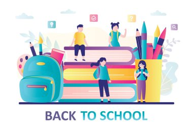 Çocuklar tatilden sonra okula gidiyor. Okul konseptine geri dönelim. Kızlar sırt çantalarıyla dururlar. Farklı kırtasiyeli kocaman bir sırt çantası. Çocuk kitap yığınının üzerinde oturuyor. Düz vektör illüstrasyonu