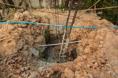 İnşaat alanında. İnşaat vinçleri.