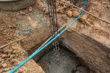 İnşaat alanında. İnşaat vinçleri.