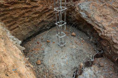 İnşaat alanında. İnşaat vinçleri.