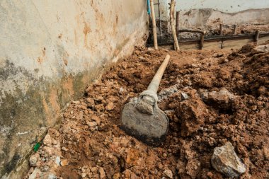 İnşaat alanında. İnşaat vinçleri.