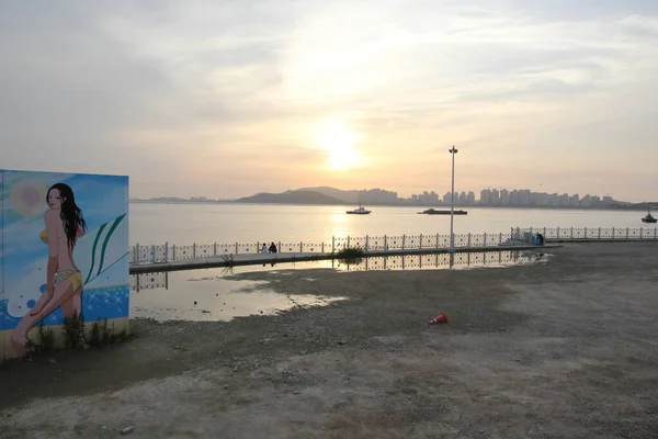Incheon sahilinde gün batımı. Güney Kore, Seul