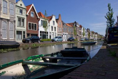 Hollanda, Gouda 'daki kanalda tekne.