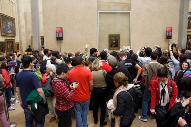 Paris 'teki Louvre Müzesi' ndeki Mona Lisa tablosunda bir kalabalık. 