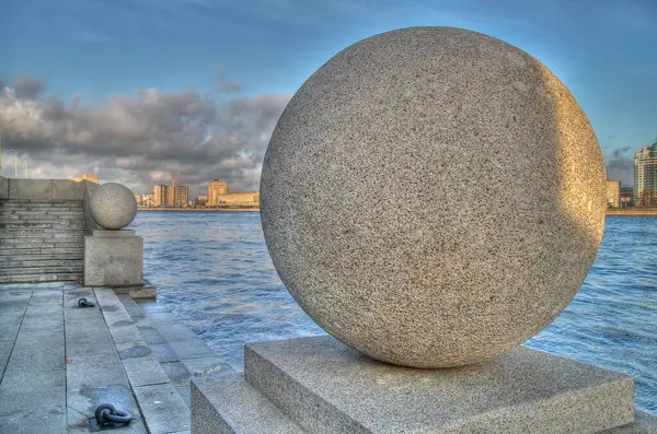St. Petersburg 'daki Neva Nehri' nin setinde granit küreler (HDR)