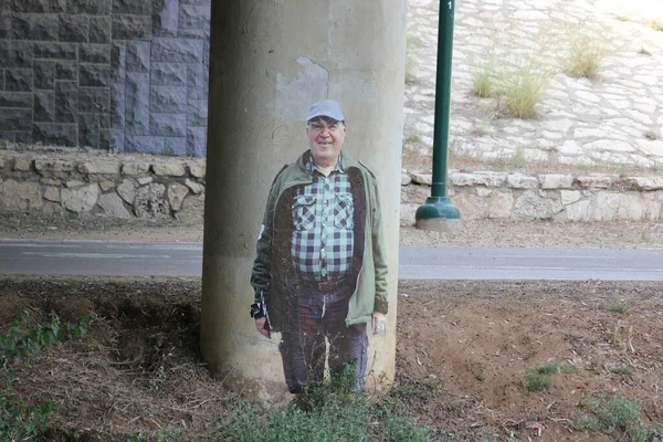 Sütunun üzerine yaşlı bir adam çizilir. Sokak sanatı. Fotoğraf: İsrail, Tel Aviv, 2019