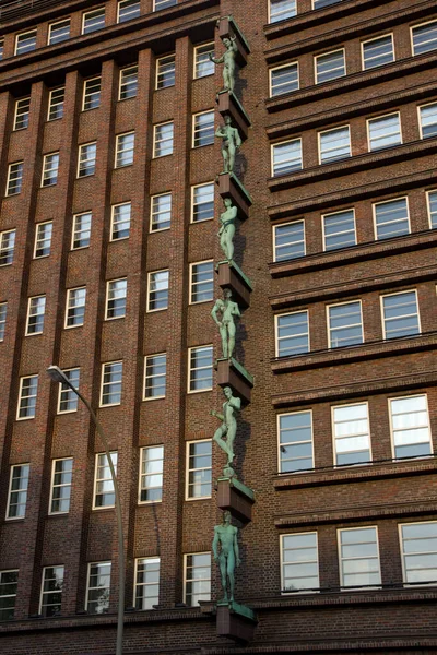 Brązowy Budynek Rzeźbami Męskimi Fasadzie Hamburgu Niemcy — Zdjęcie stockowe