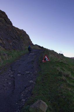 Arthur 'un koltuğunda yürüyüş, kaya düşmesi işareti, Edinburgh, İskoçya