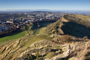 Tepeden Edinburgh 'un panoramik manzarasının adı Arthur' un Koltuğu, İskoçya