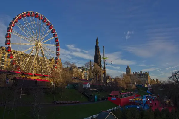 Dönme dolap ve Scott anıtı. Noel panayırı. Edinburgh, İskoçya