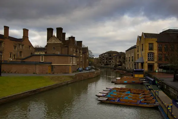 Cambridge, İngiltere 'de Cam Nehri' nde tekneler