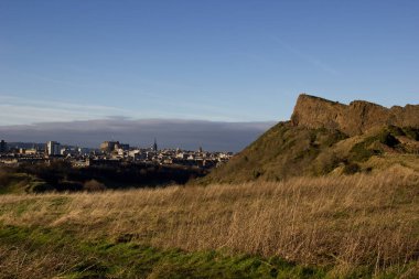 Edinburgh şehri ve Arthur 'un koltuğu manzarası