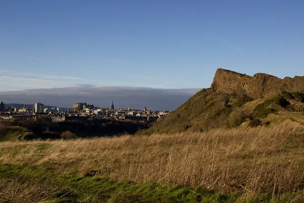 Edinburgh şehri ve Arthur 'un koltuğu manzarası