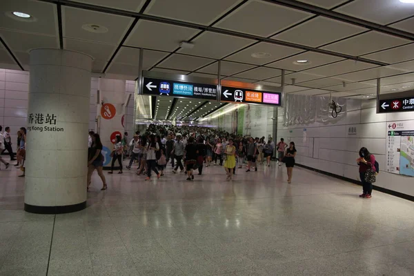 Hong Kong metrosunda bir kalabalık var. 