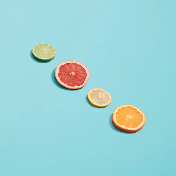Кусочки Апельсина Лимона Грейпфрута Лайма Синем Фоне Стоковое Фото