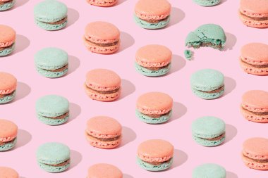 Yeşil arka planda pembe ve açık yeşil makaronlar. Desen.