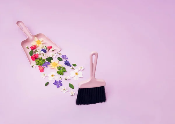 Пластиковая Кисть Которая Очищает Цветы Вставляет Пластиковую Лопатку Фиолетовом Фоне Лицензионные Стоковые Фото