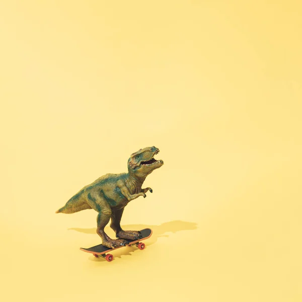 Tyranozaur Deskorolce Żółte Tło Minimalna Konstrukcja Rex — Zdjęcie stockowe