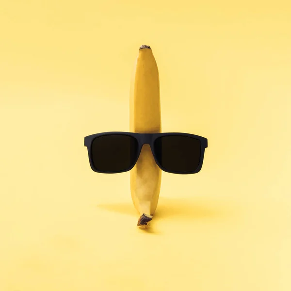 Banane Jaune Avec Lunettes Soleil Noires Fond Jaune Composition Minimale — Photo