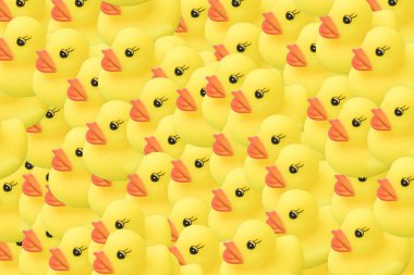 Sarı plastik ördek fırlatılmış. Komik sahne..