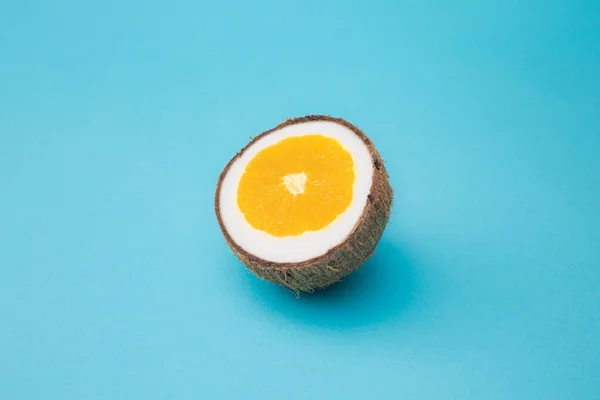 Pomarańczowy Kokosie Niebieskim Tle Minimalna Konstrukcja — Zdjęcie stockowe