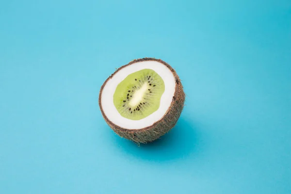 Kiwi Kokosnoot Een Blauwe Achtergrond Minimaal Ontwerp — Stockfoto