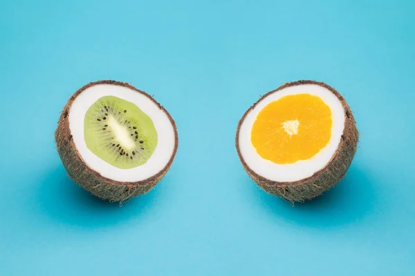 Kiwi Sinaasappel Kokosnoot Een Blauwe Achtergrond Minimaal Ontwerp — Stockfoto