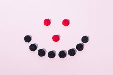 Böğürtlen ve ahududu şeklinde gülen şeker surat..