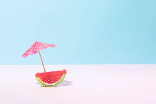 Розовый Пляжный Зонтик Арбузных Конфетах Сахаром Веселая Летняя Сцена Отдыха Стоковое Фото