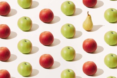 Açık bej armutlu kırmızı ve yeşil elma. Minimum yaz sahnesi ve şablon.