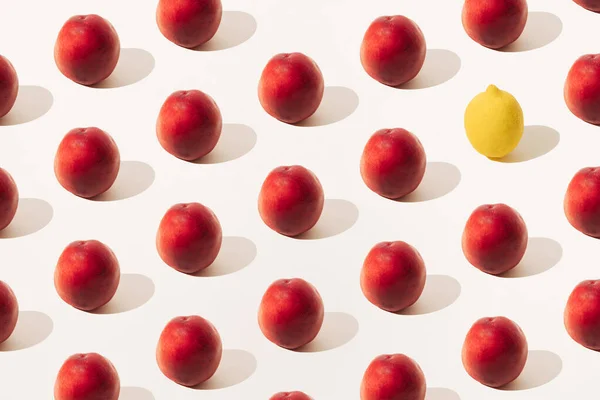 Arrangerade Röda Persikor Och Gul Citron Ljus Bakgrund Sommarens Minimala — Stockfoto
