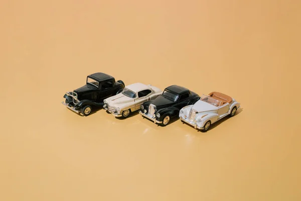 Gamla Klassiska Billeksaker Miniatyr Oldtimer Limousine Arrangeras Parkerade Bredvid Varandra — Stockfoto