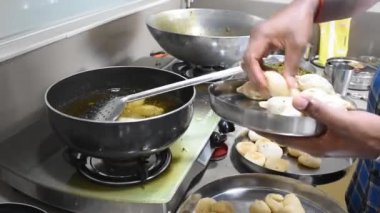 Mutlu Makar, reklam için arka planda sarımsı siluet mandala ile uçurtma uçuran çocuklarla birlikte battı.