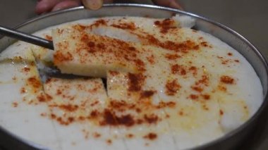 Idli ya da Kare Khaman 'ın spatula ile kabuğunu soymak ve kaldırmak