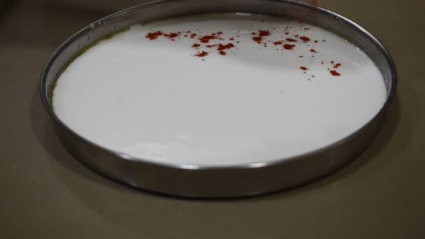 Verter Frio Vermelho Massa Branca Para Fazer Khaman Dhokla Idli — Vídeo de Stock
