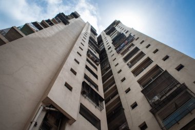 Mumbai, Hindistan 'da manzaralı, havalandırmalı ve galerili bir bina manzaralı.