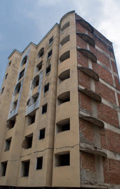 Terk edilmiş, yanmış, endüstriyel tuğla bina dışı.