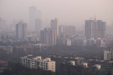 Mumbai şehrinin bir çerçevesinde yüksek binalar ve lowrise binaları