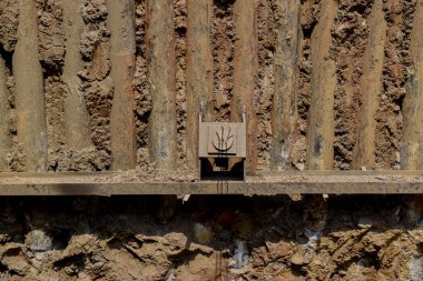 İnşaat alanında kaya demirleme. Yığının ön tarafındaki fotoğrafla güçlendirilmiş barlar.