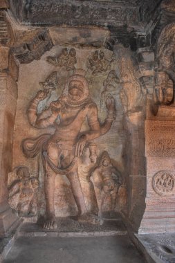 Lord Hanuman Badami, Karnataka 'nın mağara tapınaklarında heykel ve kabartmalar yapıyor.