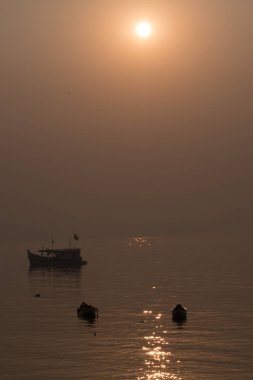 Sihouette 'nin teknesi Mumbai sahilinde Killeshwar tapınağında yelken açıyor.