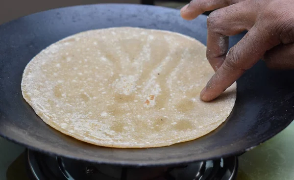 Haciendo Roti Chapati Indio Roti Tawa Hecho Trigo Con Mano — Foto de Stock