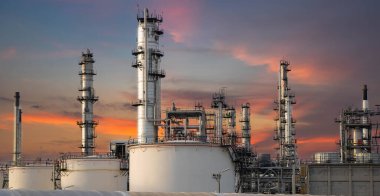 Petrol ve doğalgaz sanayi bölgesi, petrol rafinerisi ekipmanları, petrol rafinerisinin endüstriyel boru hatlarının kapatılması, büyük petrol rafinerilerindeki kapakçıklı petrol boru hattının ayrıntıları..