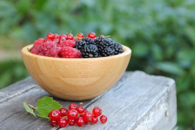 Kabın içinde çeşitli meyveler 