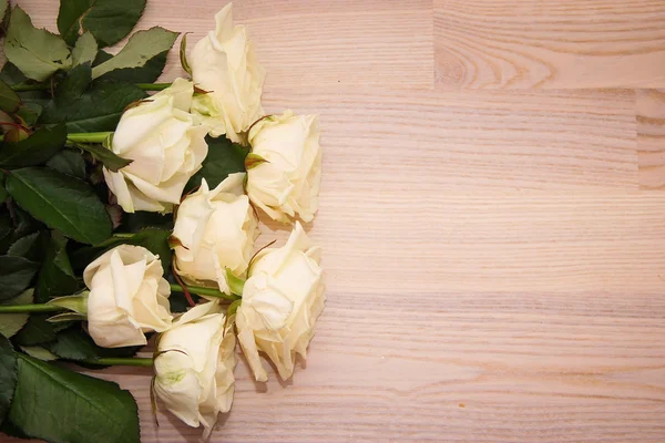 Rosas sobre fondo de madera — Foto de Stock