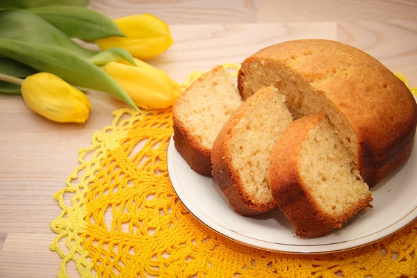 Zelfgemaakt gebak en tulpen — Stockfoto