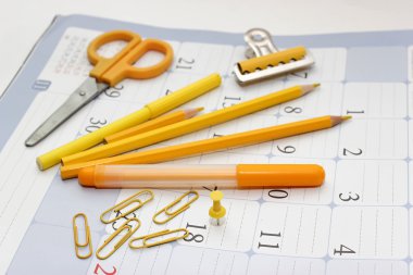 Sarı kırtasiye ve takvim.